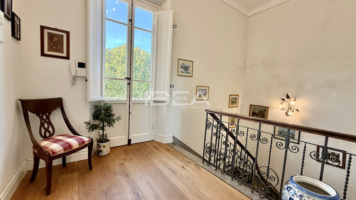 Villa con giardino in via nieri, Lucca