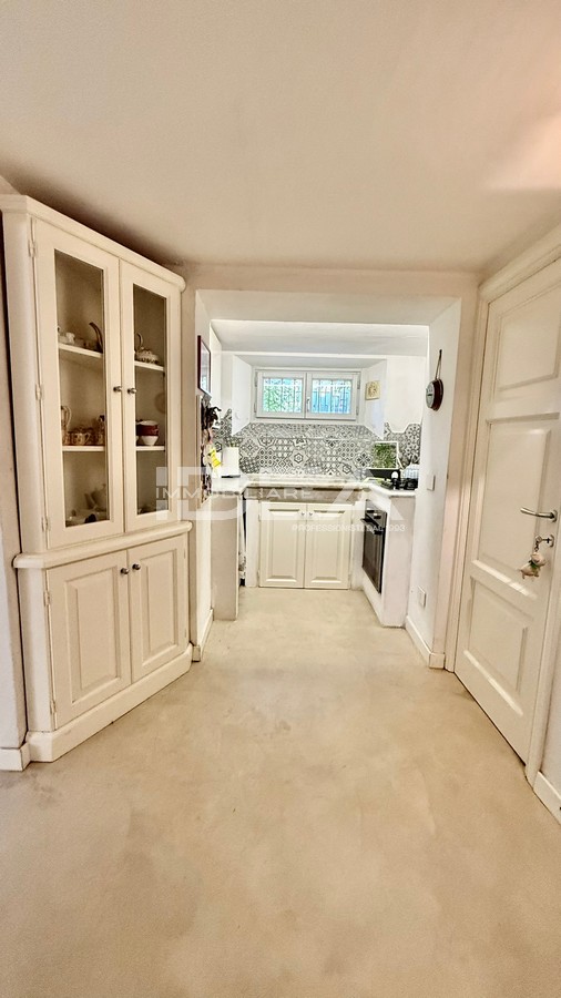 Villa con giardino in via nieri, Lucca