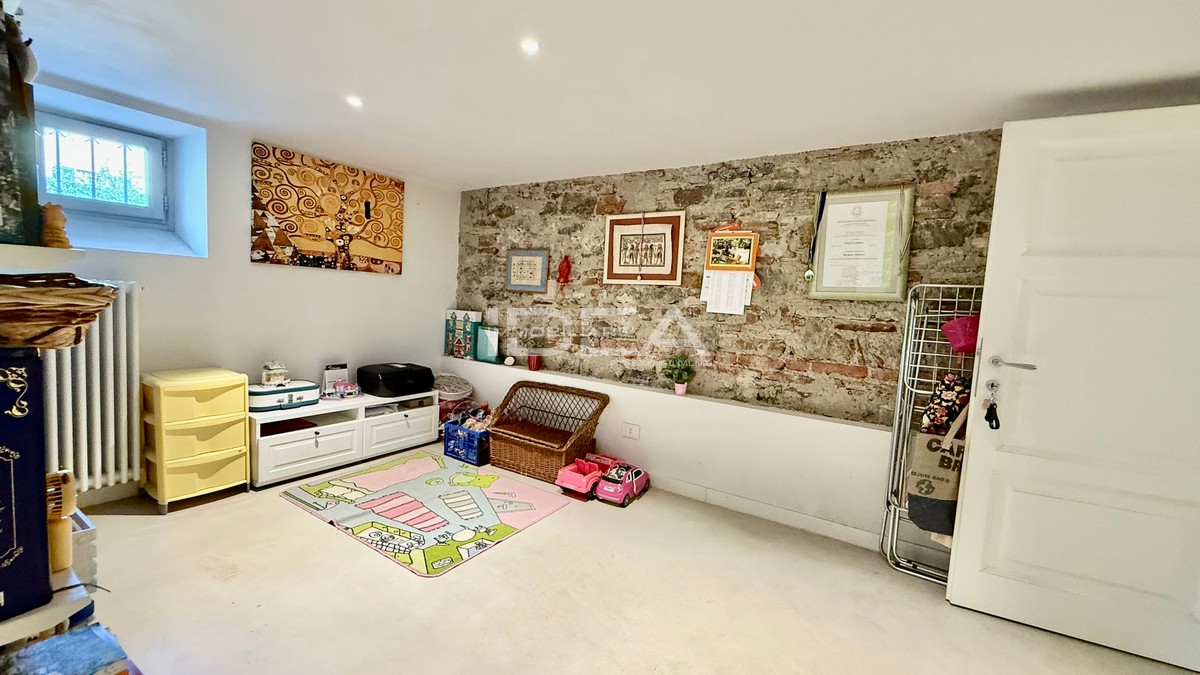 Villa con giardino in via nieri, Lucca