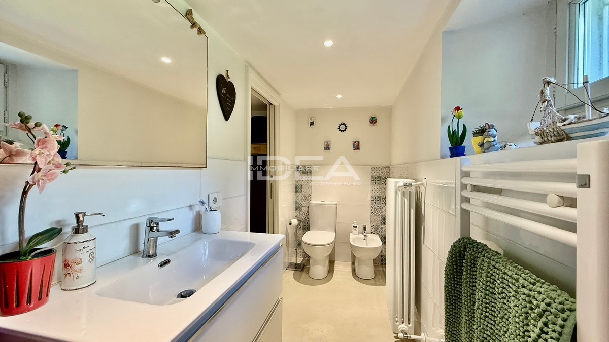 Villa con giardino in via nieri, Lucca