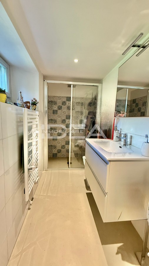 Villa con giardino in via nieri, Lucca