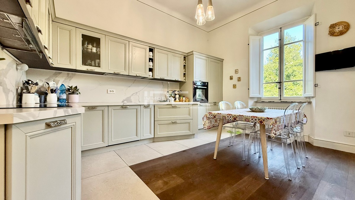 Villa con giardino in via nieri, Lucca