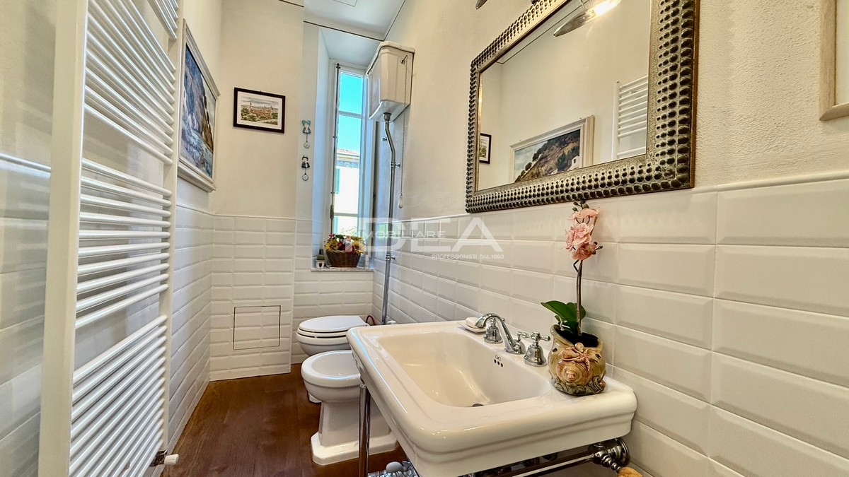 Villa con giardino in via nieri, Lucca