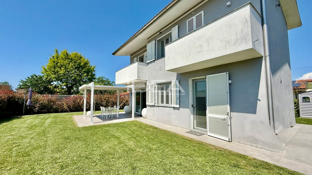 Villa con giardino in via della madoninna 79, Capannori