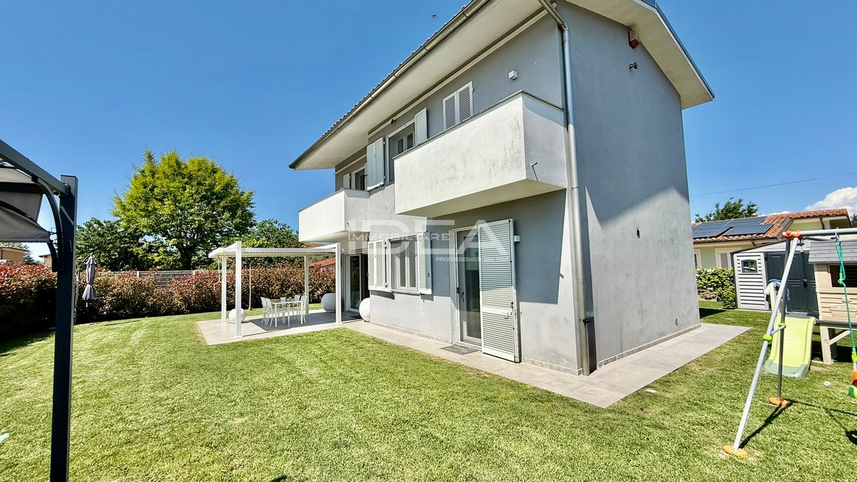 Villa con giardino in via della madoninna 79, Capannori