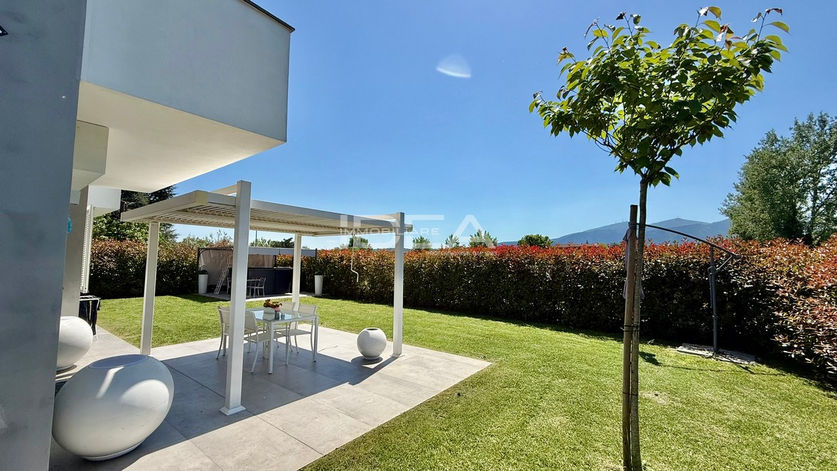 Villa con giardino in via della madoninna 79, Capannori