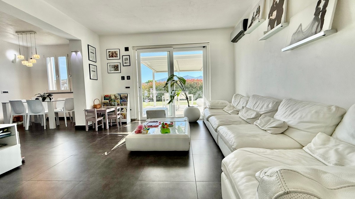 Villa con giardino in via della madoninna 79, Capannori