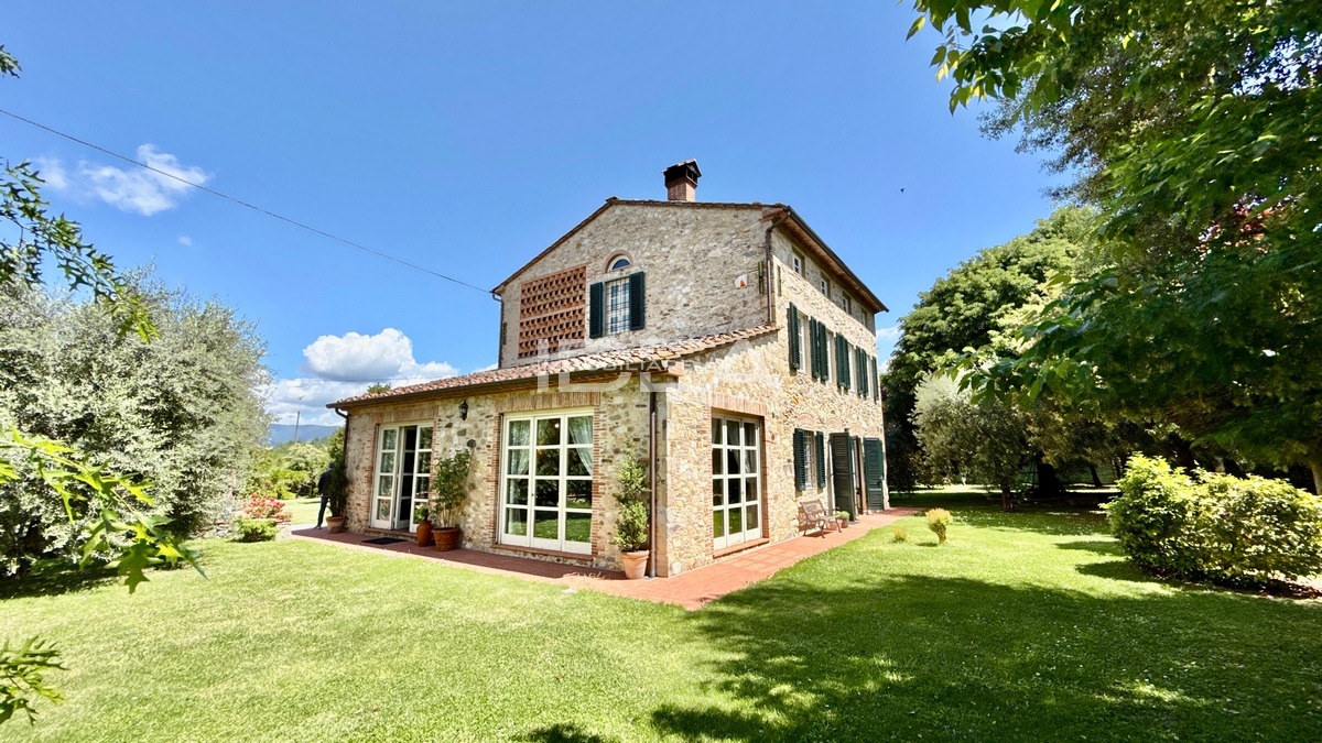 Rustico con giardino in via di sottomonte, Capannori