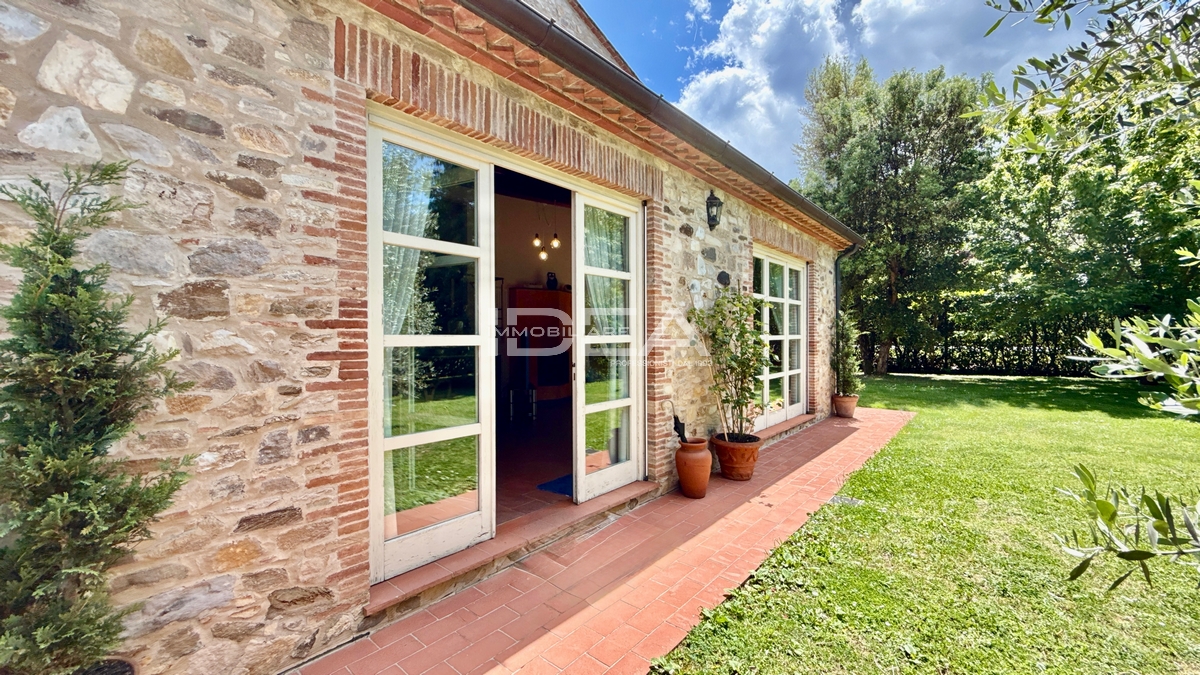 Rustico con giardino in via di sottomonte, Capannori