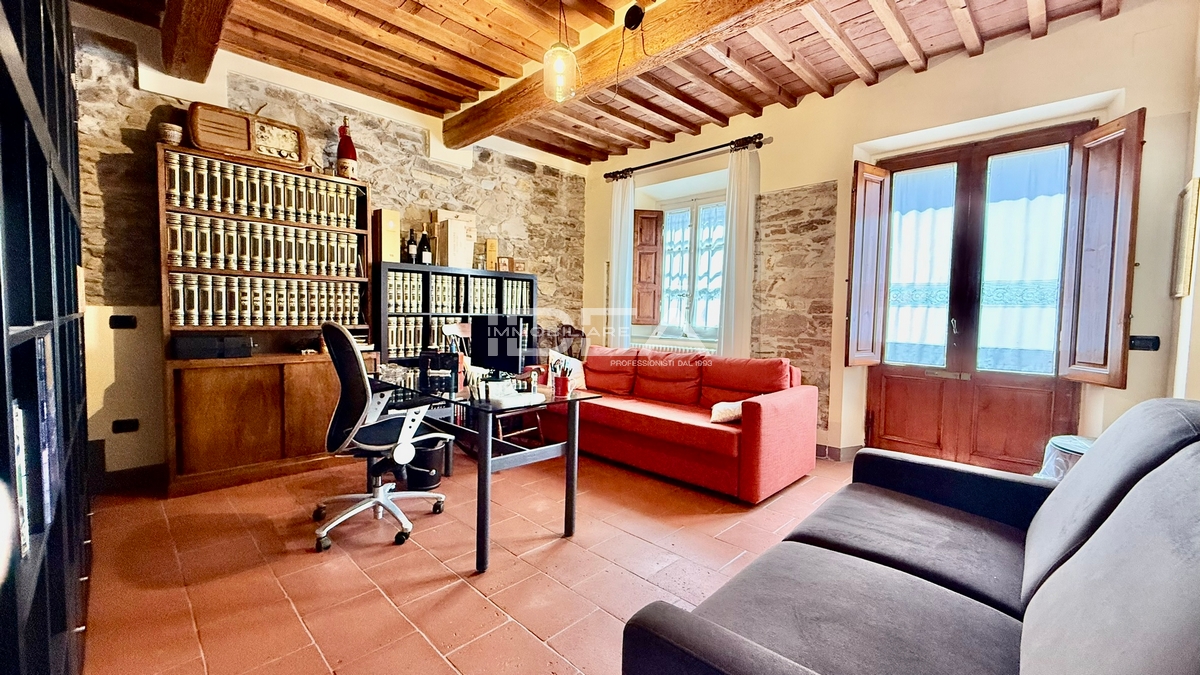 Rustico con giardino in via di sottomonte, Capannori