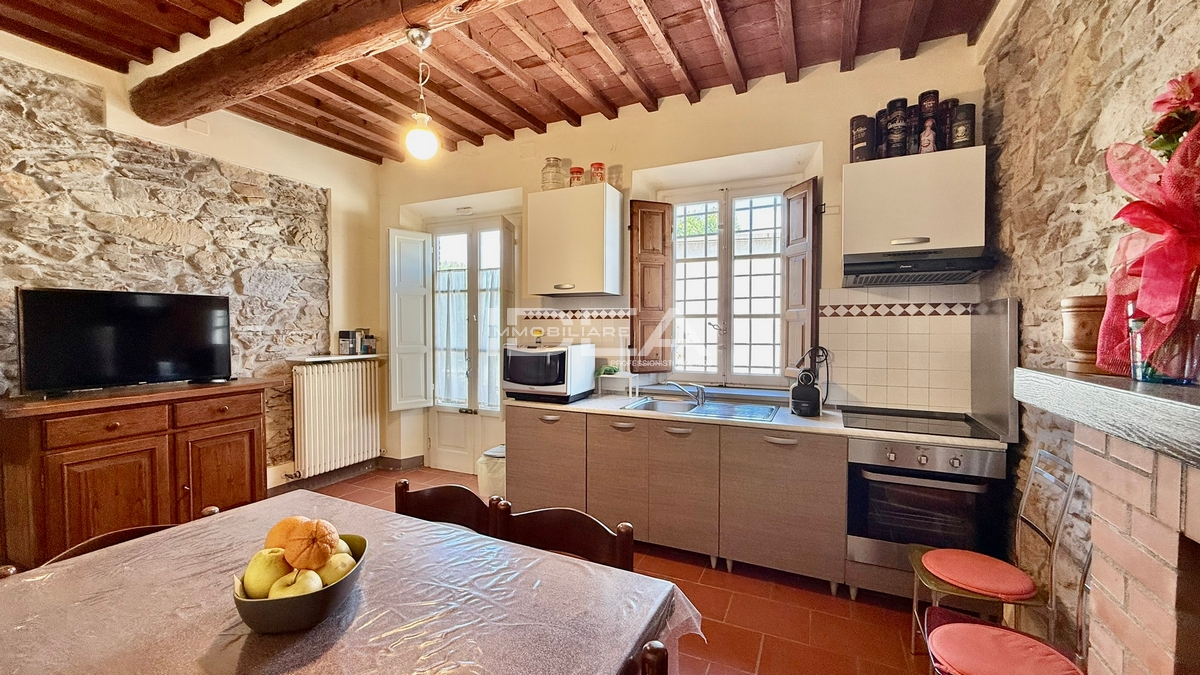 Rustico con giardino in via di sottomonte, Capannori