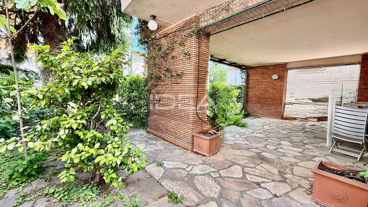Villa con giardino in via san marco, Lucca