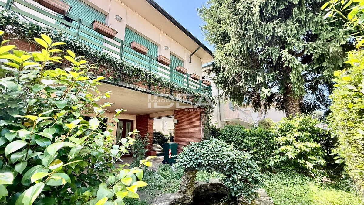 Villa con giardino in via san marco, Lucca