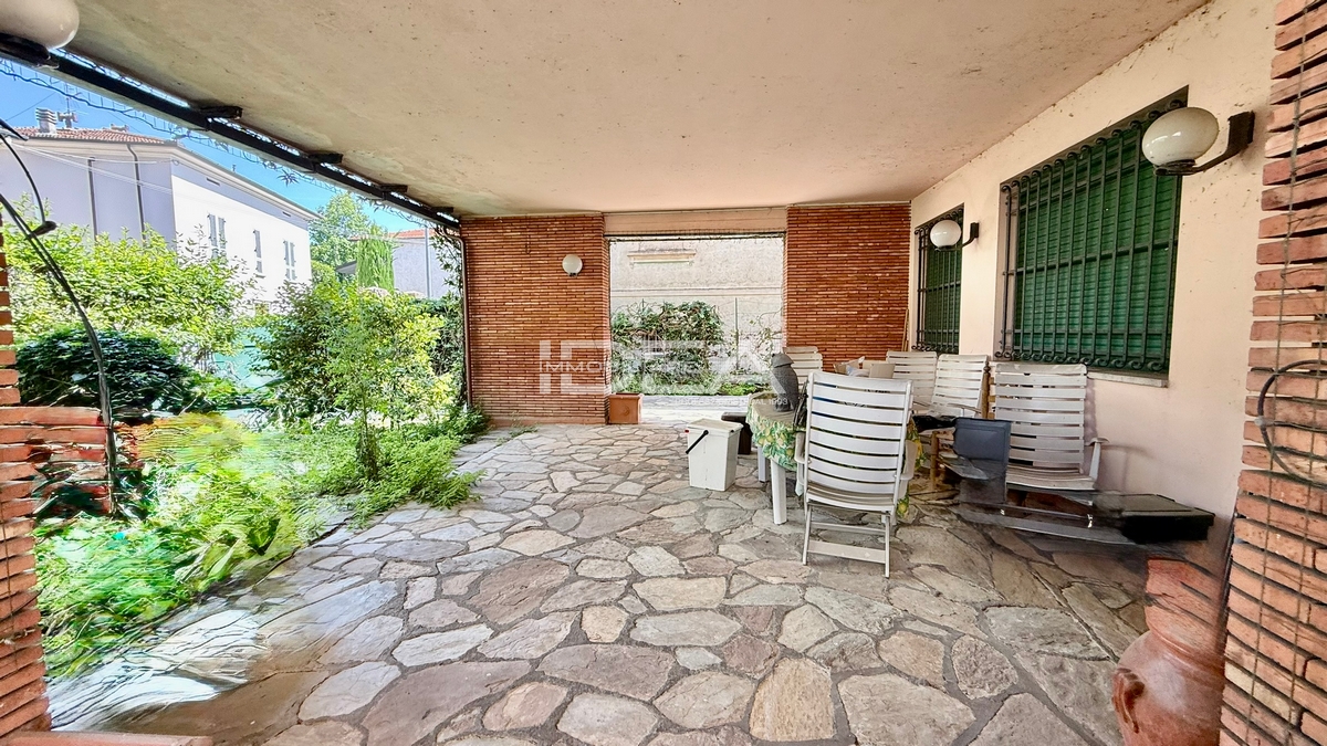 Villa con giardino in via san marco, Lucca