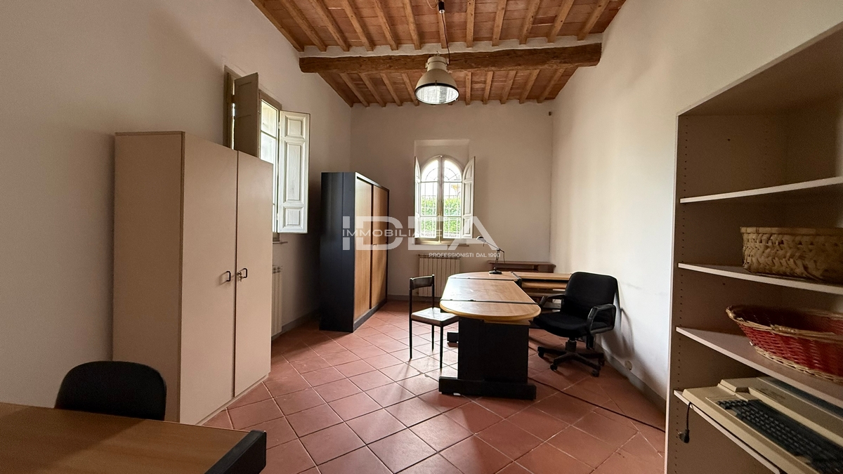 Villa con giardino in via di montecarlo, Montecarlo