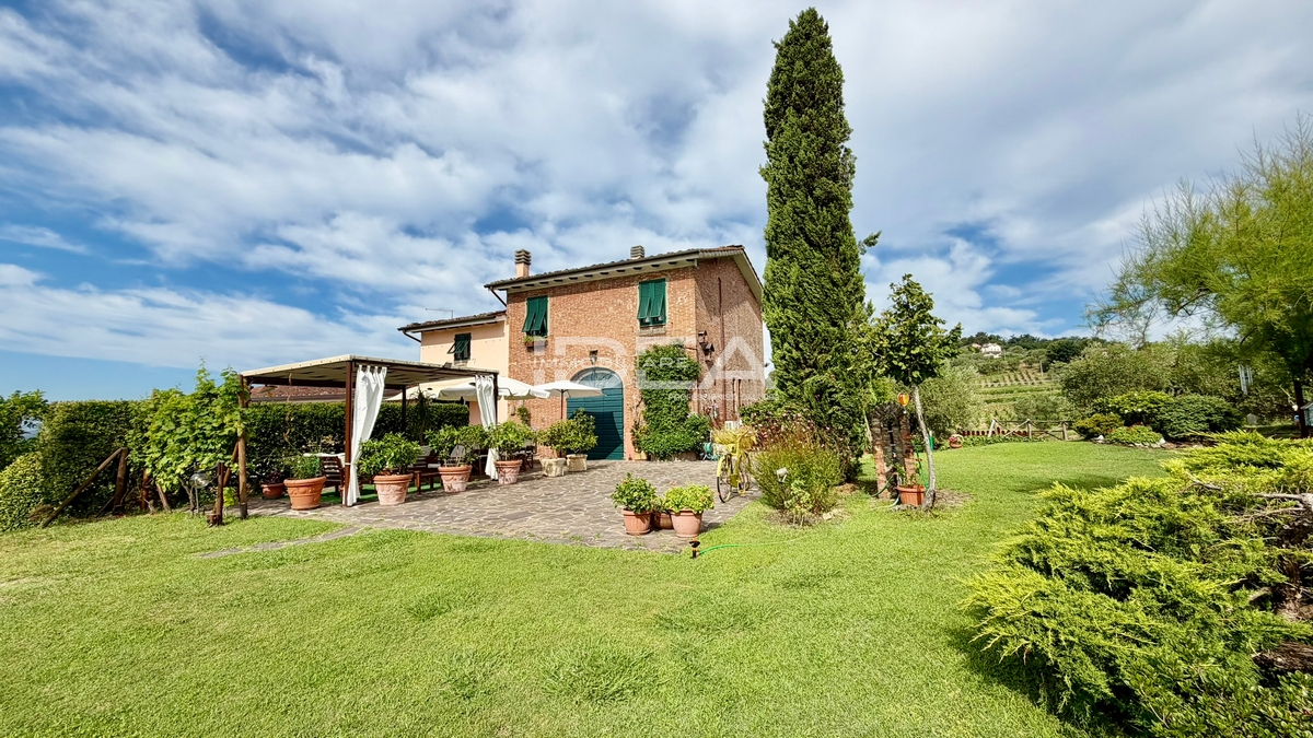 Rustico con giardino in via piana, Lucca