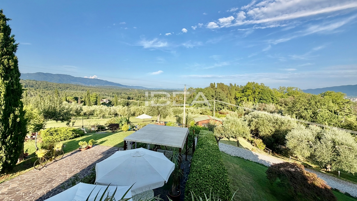 Rustico con giardino in via piana, Lucca