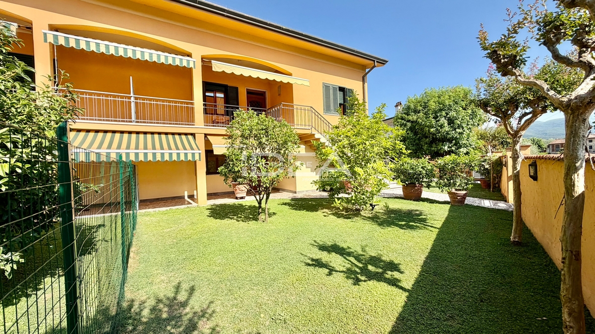 Villa con giardino in via dei mammini, Lucca