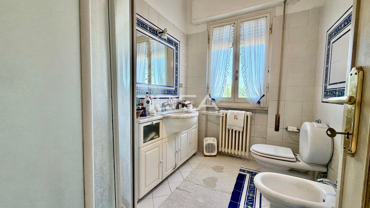 Villa con giardino in via dei mammini, Lucca