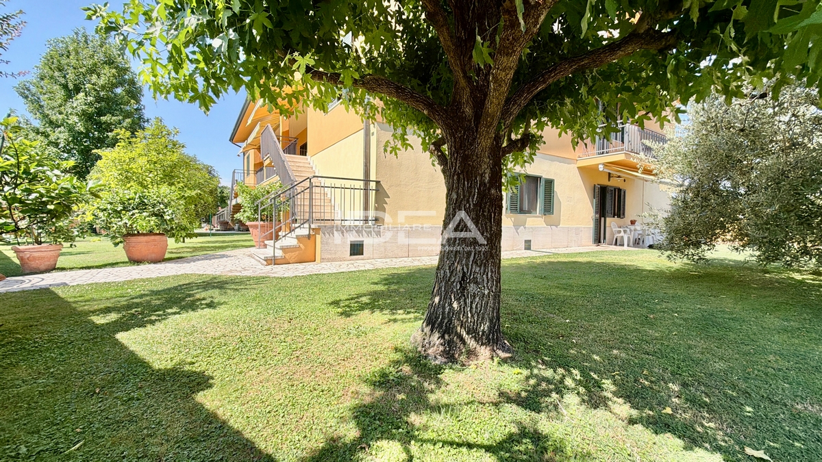 Villa con giardino in via dei mammini, Lucca
