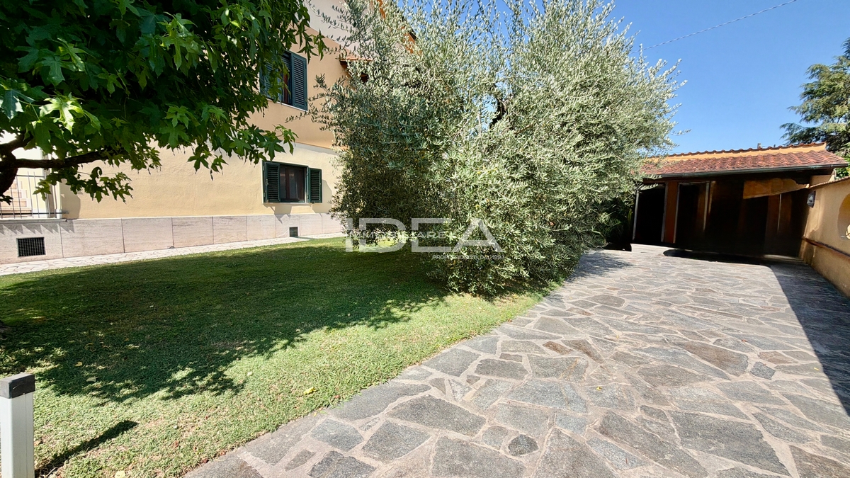 Villa con giardino in via dei mammini, Lucca
