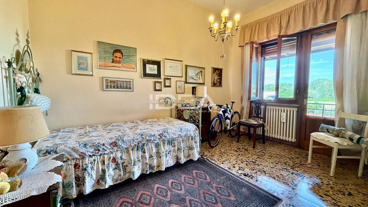 Villa con giardino in via dei mammini, Lucca