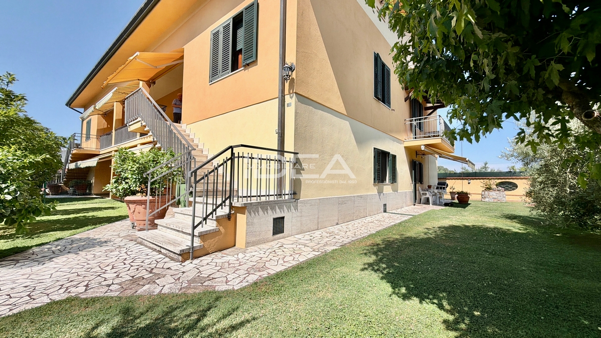 Villa con giardino in via dei mammini, Lucca