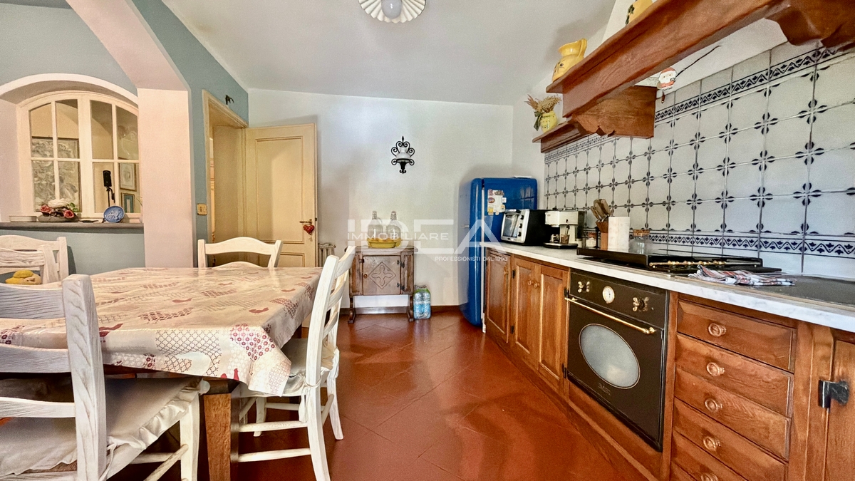 Villa con giardino in via dei mammini, Lucca