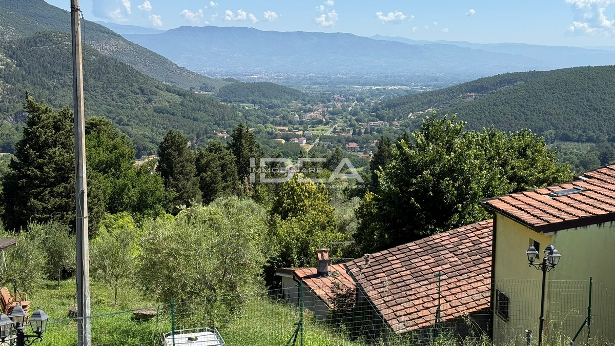 Rustico con giardino in via del colle, Lucca