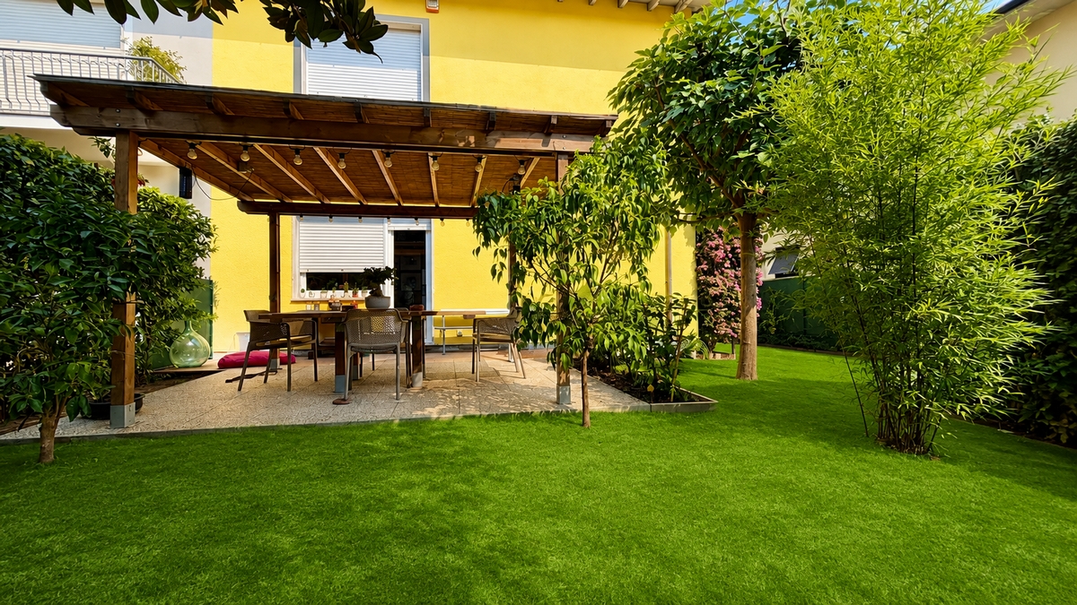Villa con giardino in via aldo muston, Lucca