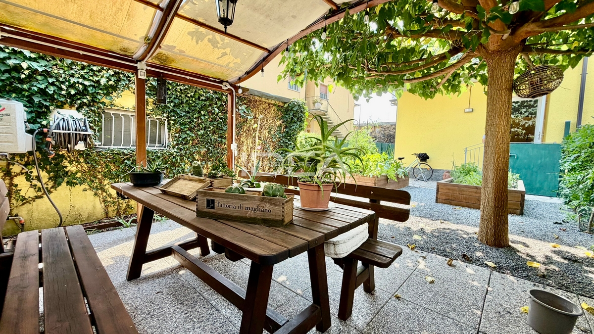 Villa con giardino in via aldo muston, Lucca