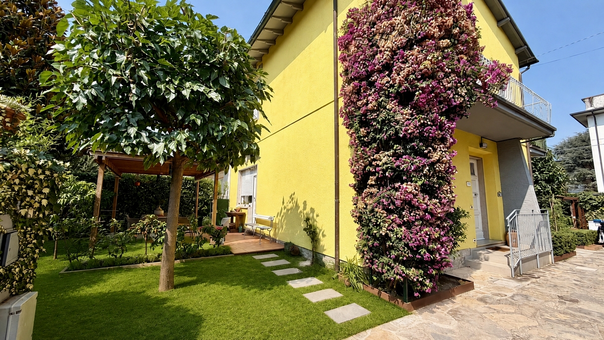 Villa con giardino in via aldo muston, Lucca
