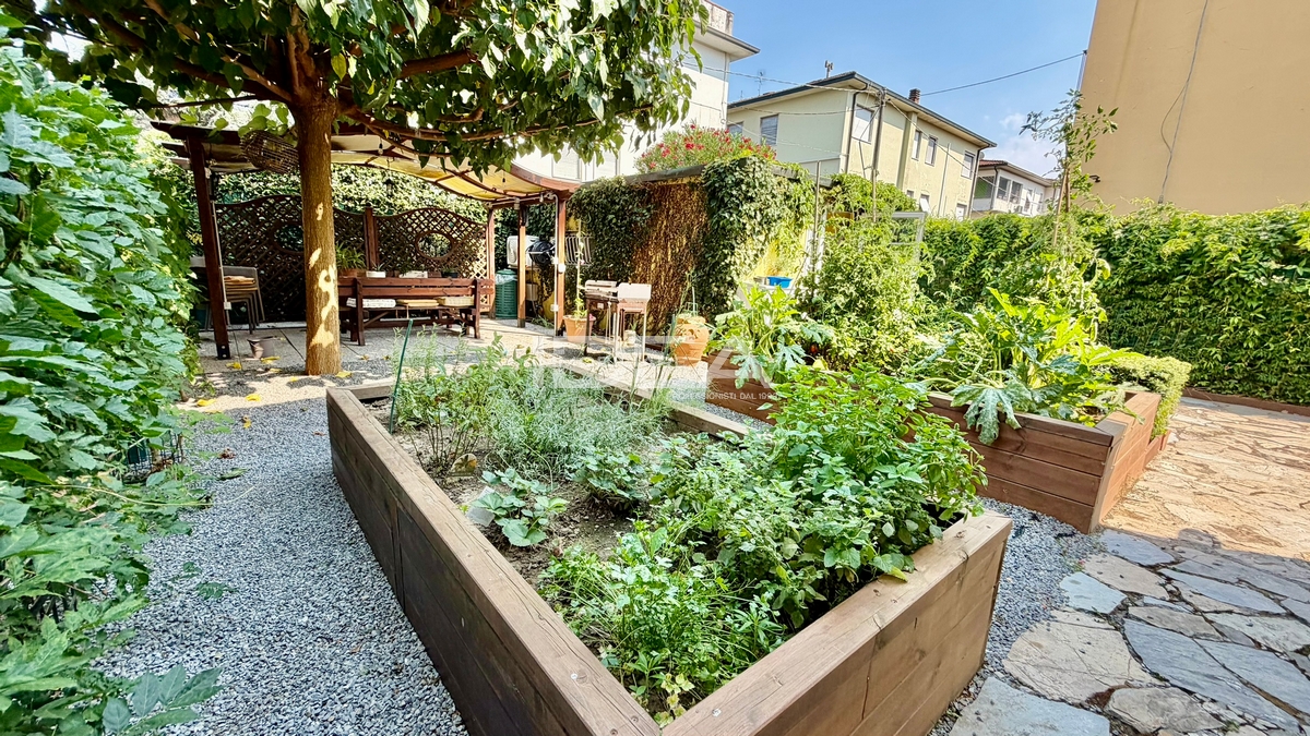 Villa con giardino in via aldo muston, Lucca