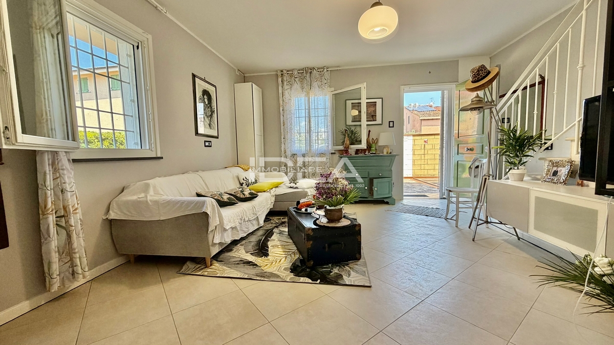 Villa con giardino in via di villa landi, Lucca