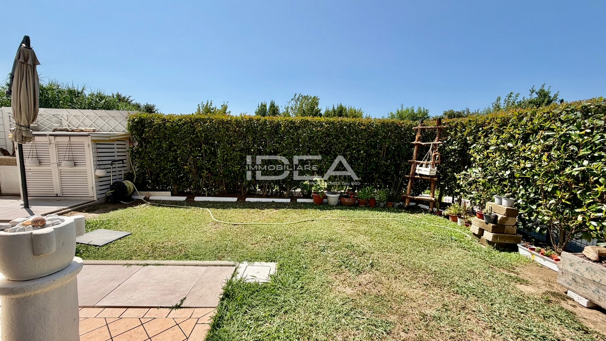 Villa con giardino in via di villa landi, Lucca