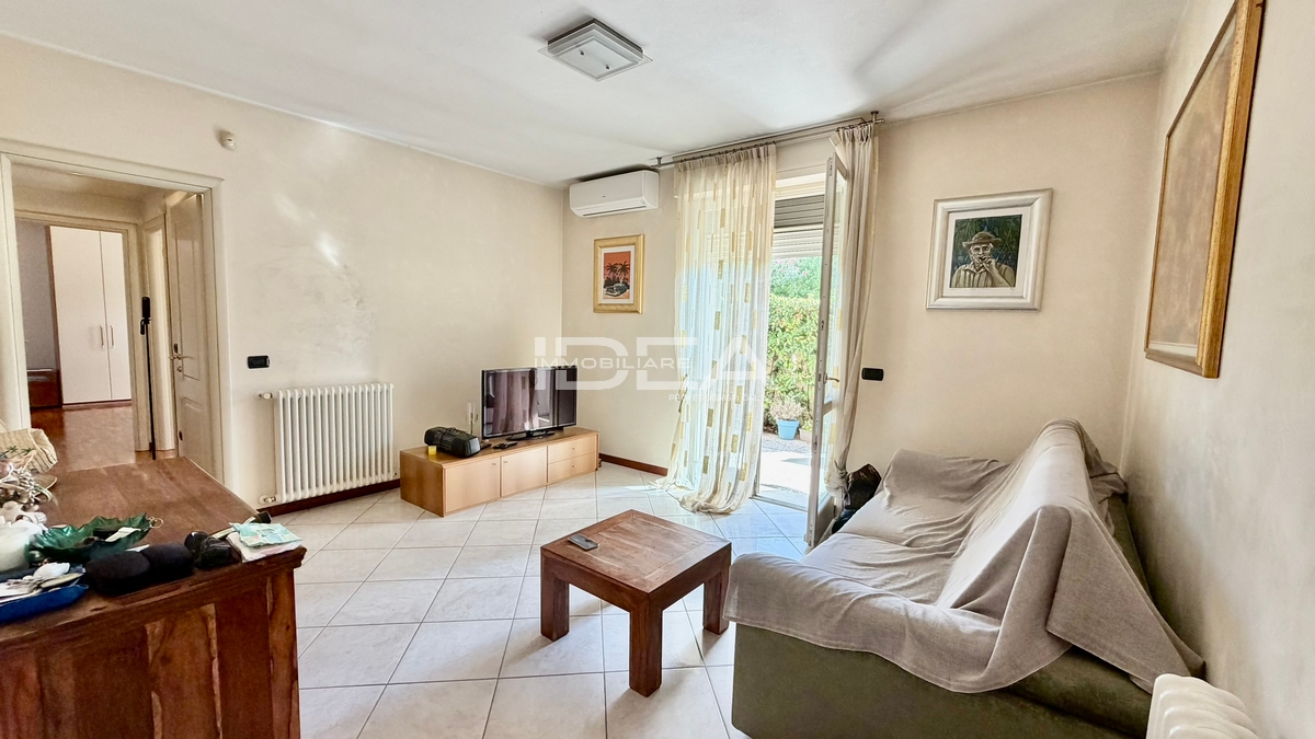 Trilocale con terrazzo in via nino bixio, Viareggio