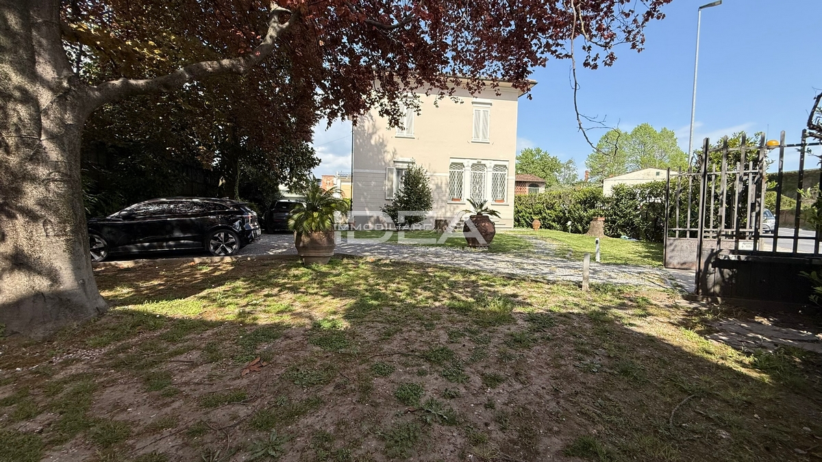 Villa con giardino in via nicola barbantini, Lucca