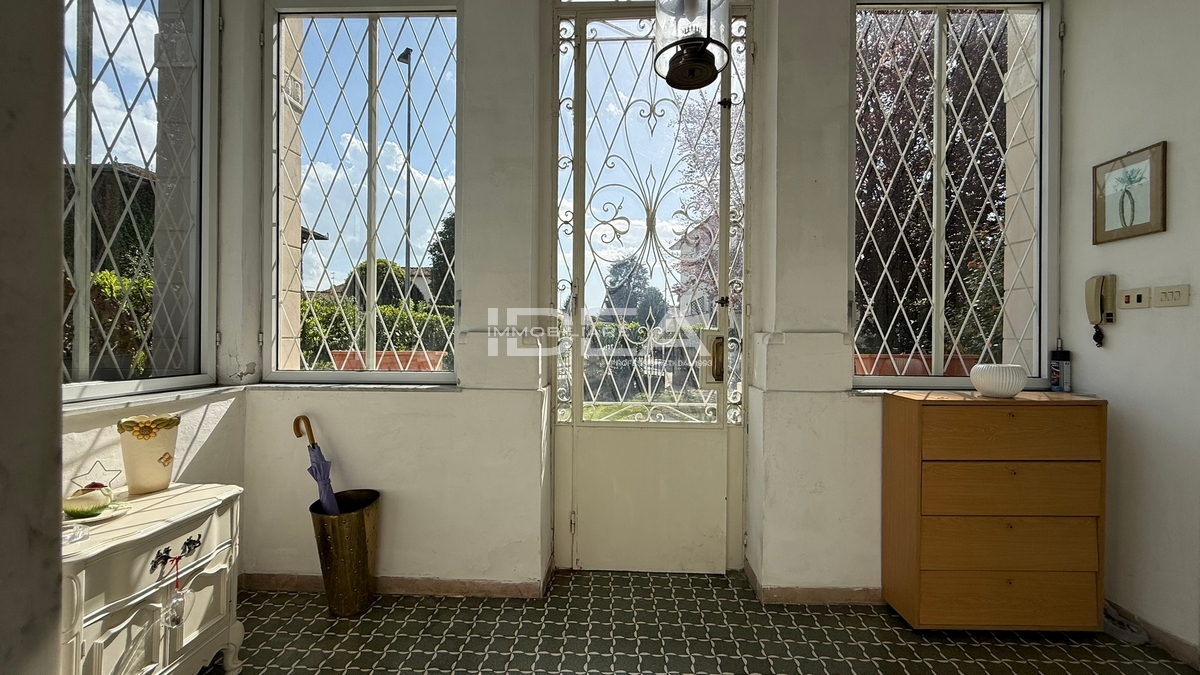 Villa con giardino in via nicola barbantini, Lucca