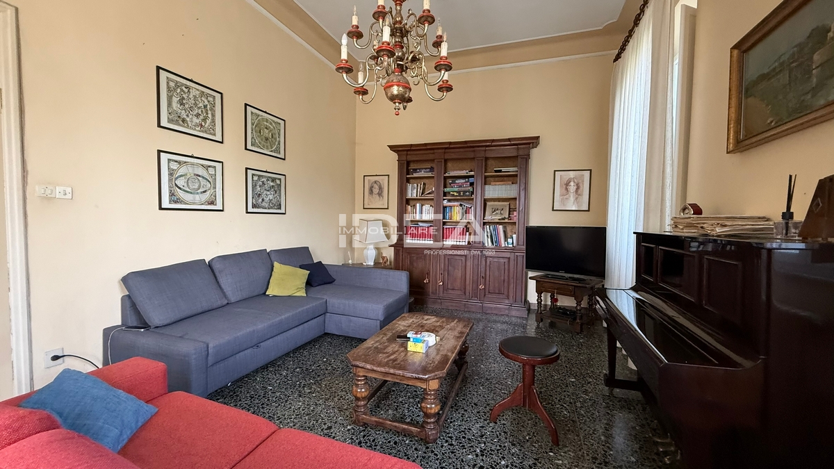 Villa con giardino in via nicola barbantini, Lucca