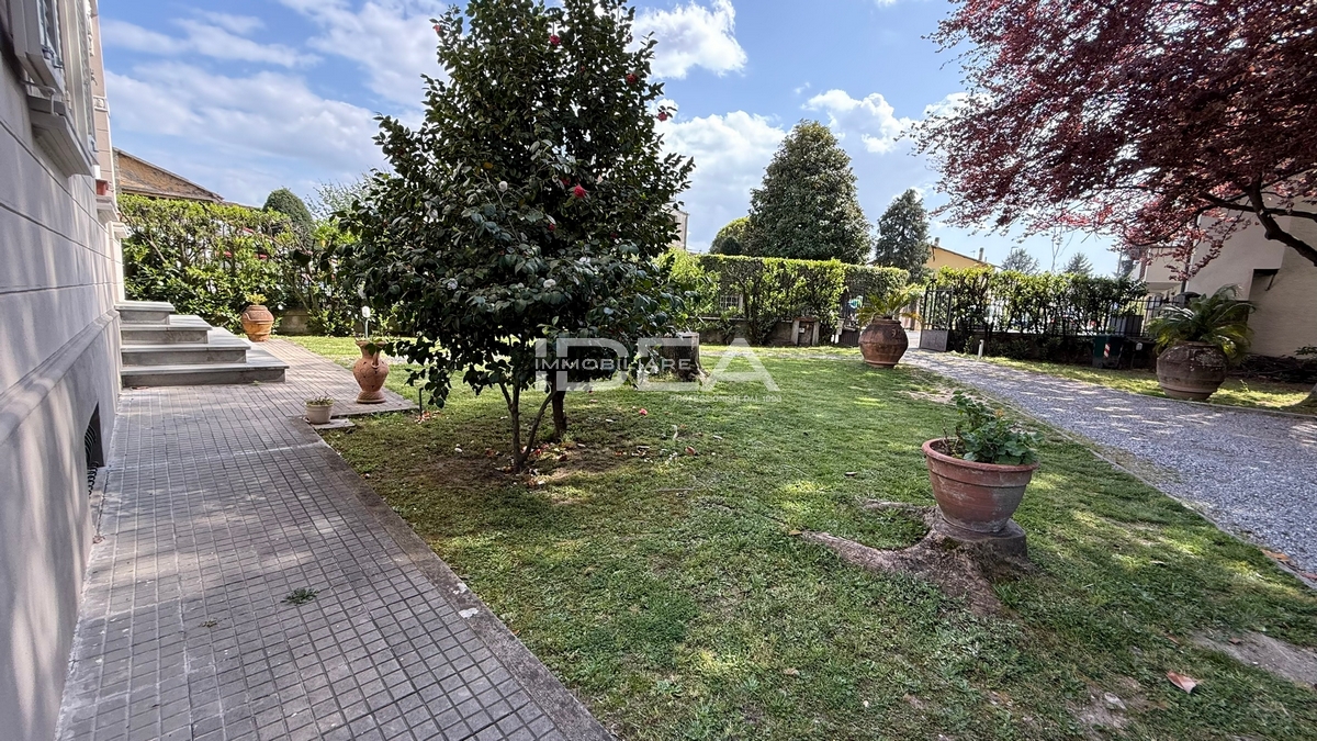 Villa con giardino in via nicola barbantini, Lucca