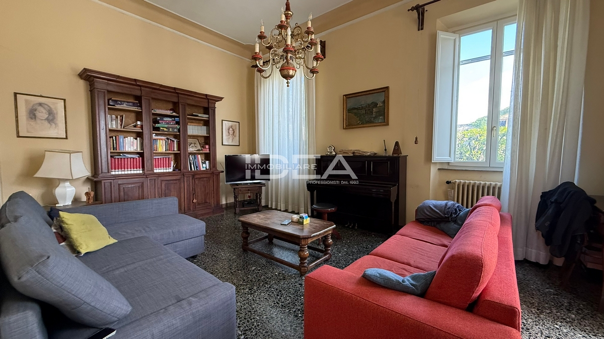 Villa con giardino in via nicola barbantini, Lucca