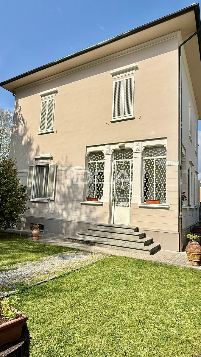 Villa con giardino in via nicola barbantini, Lucca