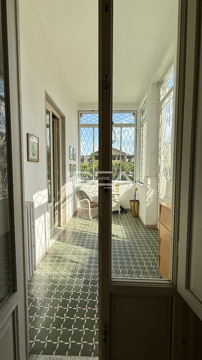 Villa con giardino in via nicola barbantini, Lucca