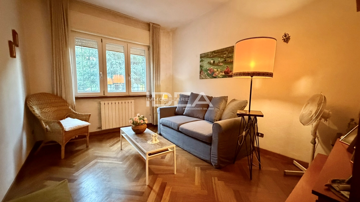 Villa con giardino in via del cimitero, Capannori
