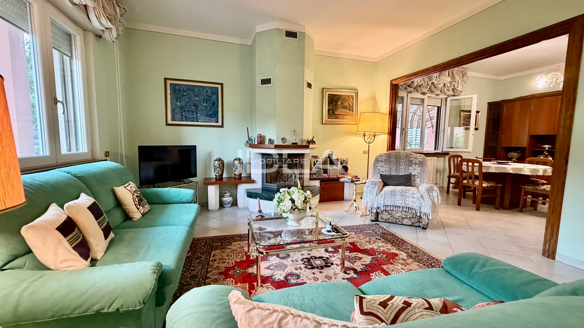 Villa con giardino in via del cimitero, Capannori