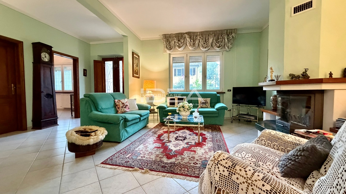 Villa con giardino in via del cimitero, Capannori