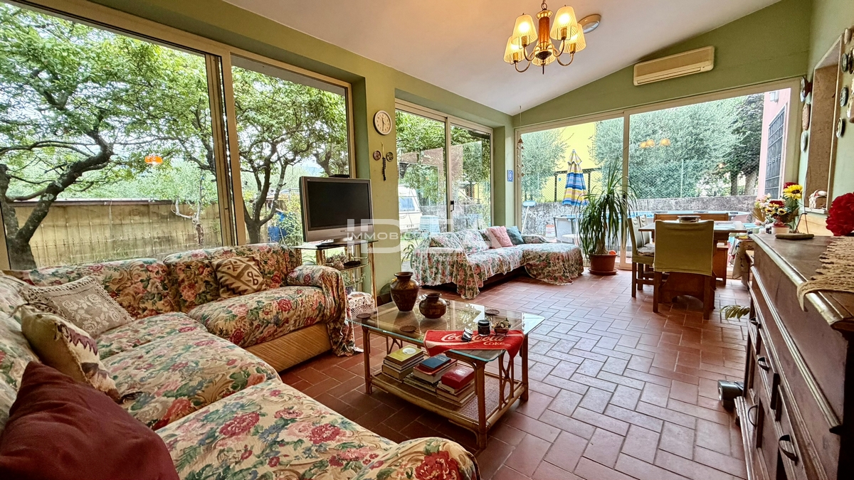 Villa con giardino in via del cimitero, Capannori