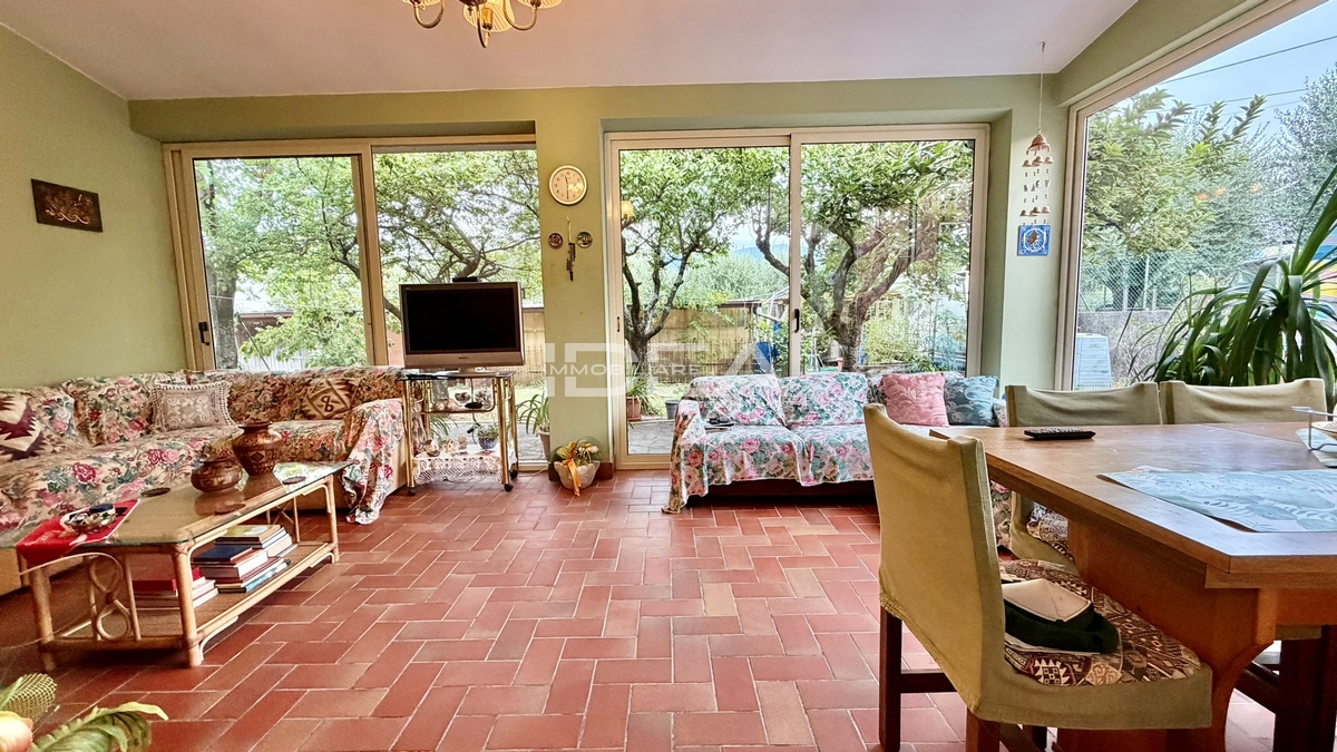 Villa con giardino in via del cimitero, Capannori