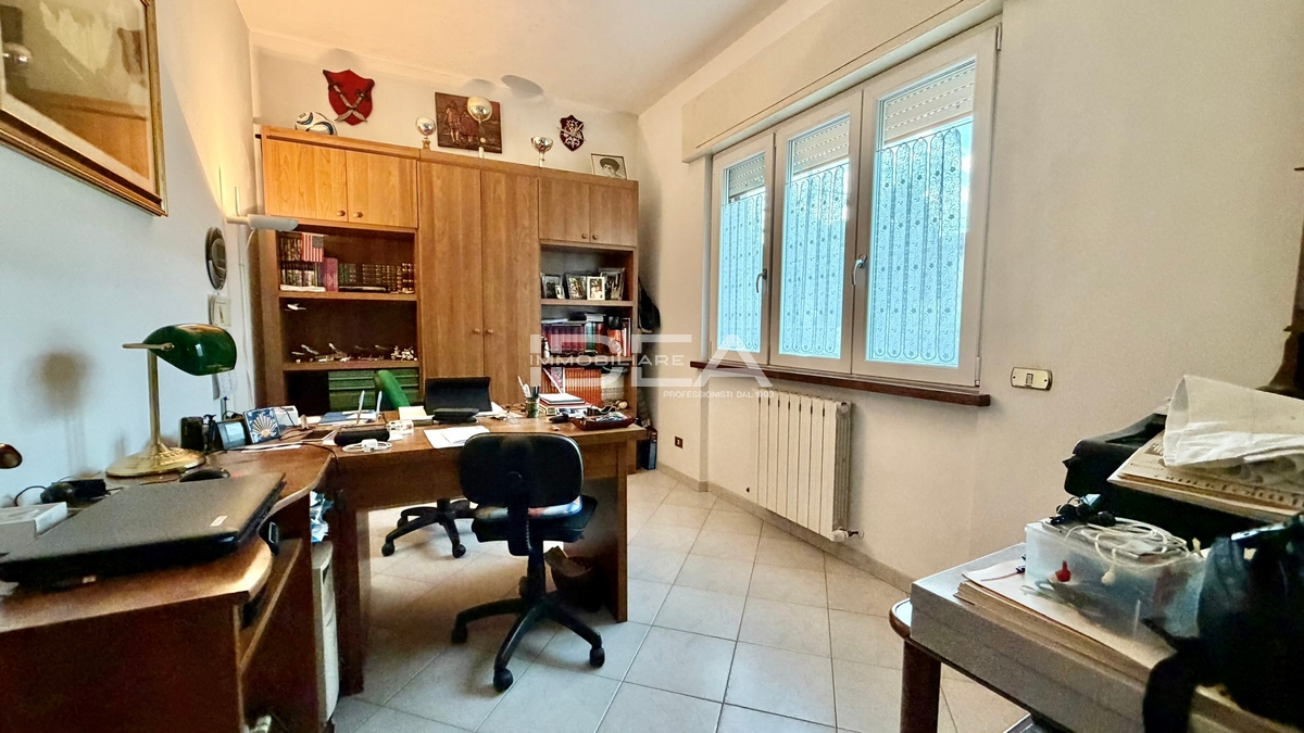 Villa con giardino in via del cimitero, Capannori