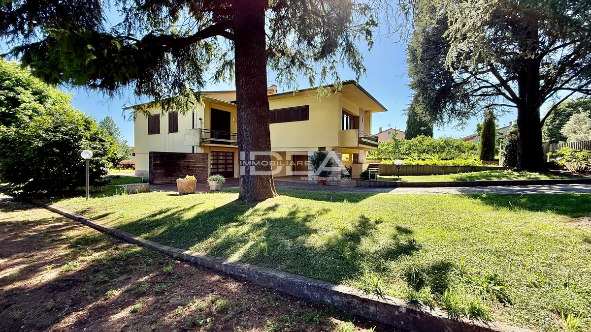 Villa con giardino in via del fanuccio, Capannori